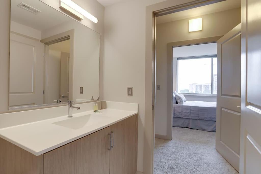 Wonderful 2Br Apartment At Crystal City 알링턴 외부 사진